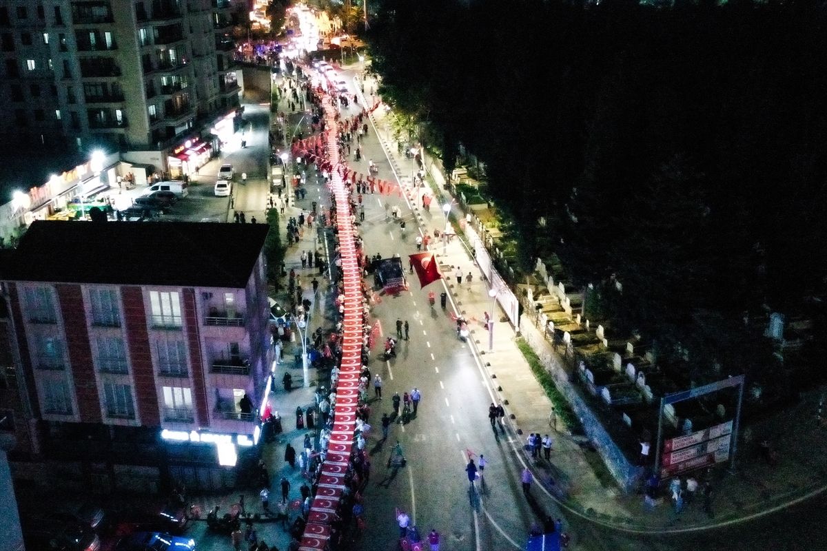 Esenler'de 15 Temmuz Şehitleri İçin Anma Yürüyüşü ve Program Düzenlendi