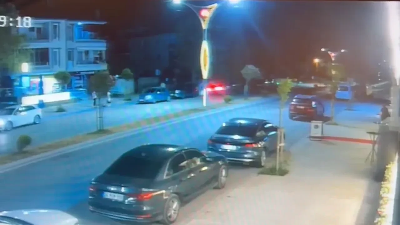 Feci çarpışma saniye saniye kamerada: Otomobilde sıkışan 2 kişiyi itfaiye kurtardı