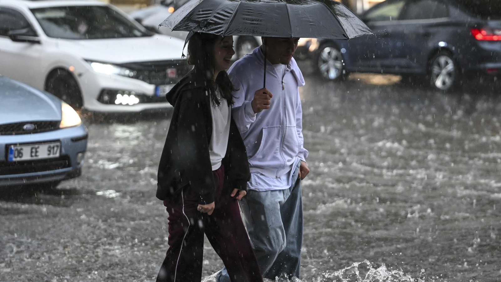 Meteoroloji'den 3 günlük alarm: Sıcaklık düşecek, sağanak vuracak!