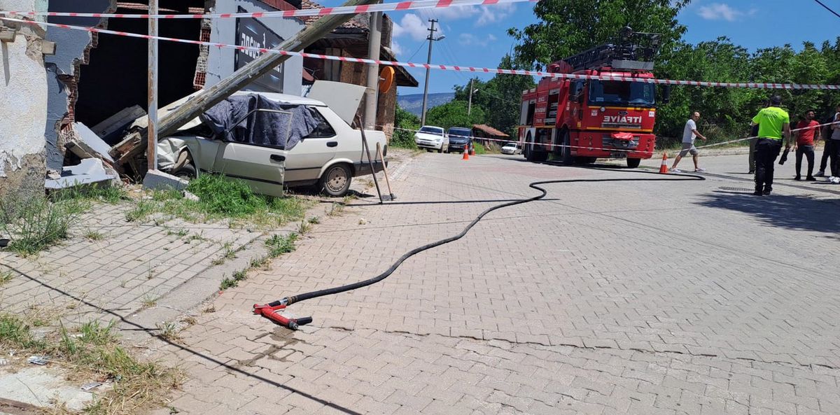 Duvara çarpan otomobildeki yaşlı çift öldü