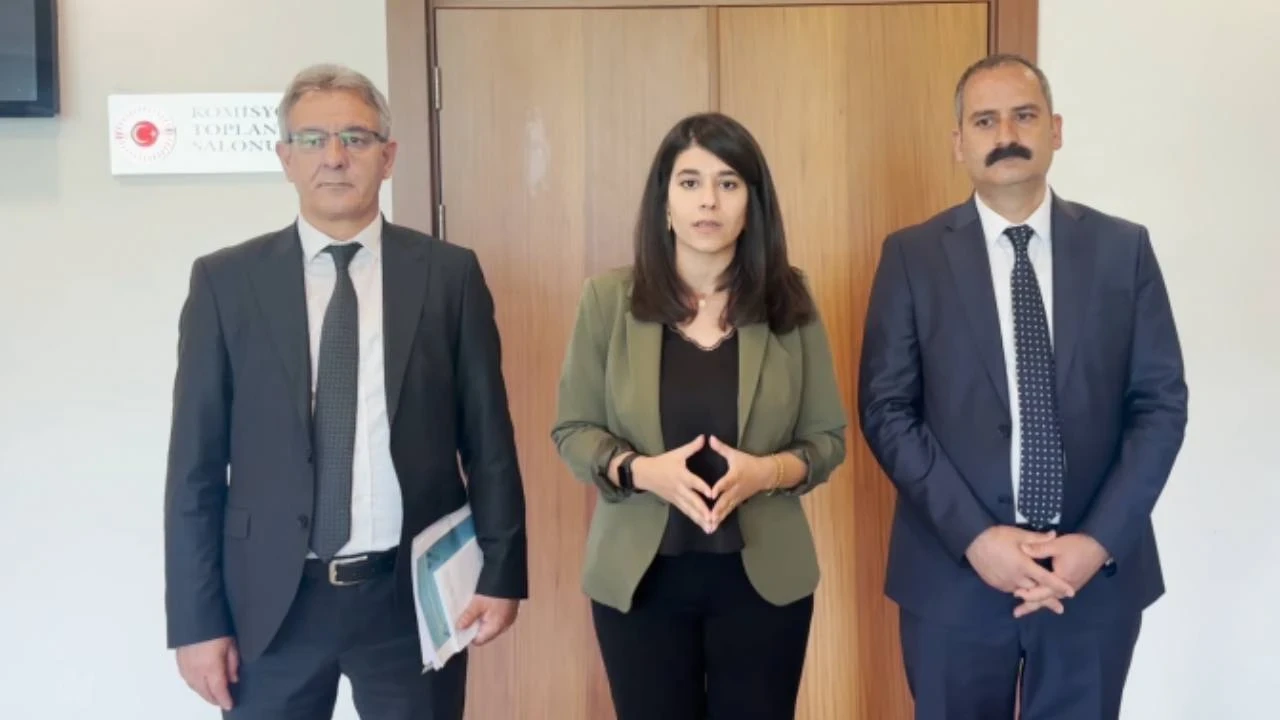 Meclis önünde öğretmenelere polis müdahalesi; Muhalefet okul saldırılarını inceleyen komisyonu terk etti