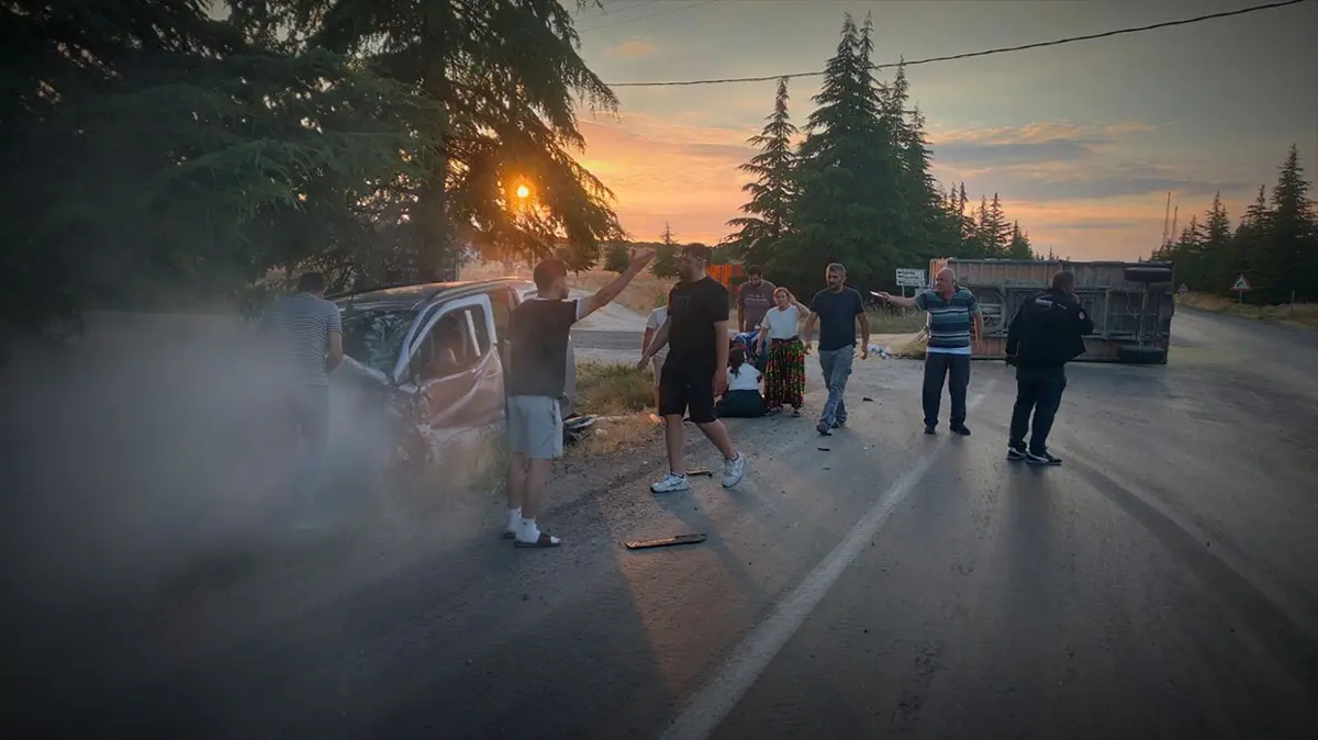 Eskişehir'de feci kaza: Traktöre giren araçta 2 kişi yaralandı