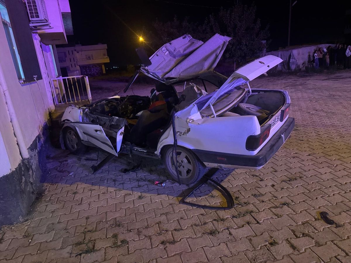 Mardin'de otomobil ile traktörün çarpıştığı kazada 1'i çocuk 4 kişi yaralandı