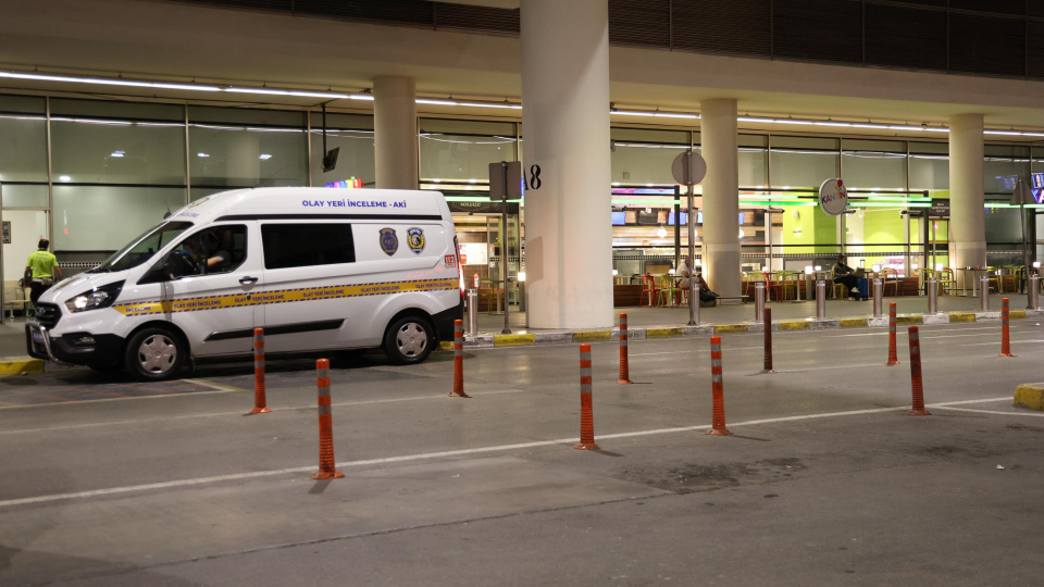 İzmir'de havalimanında polise bıçaklı saldırı; 4 yaralı!
