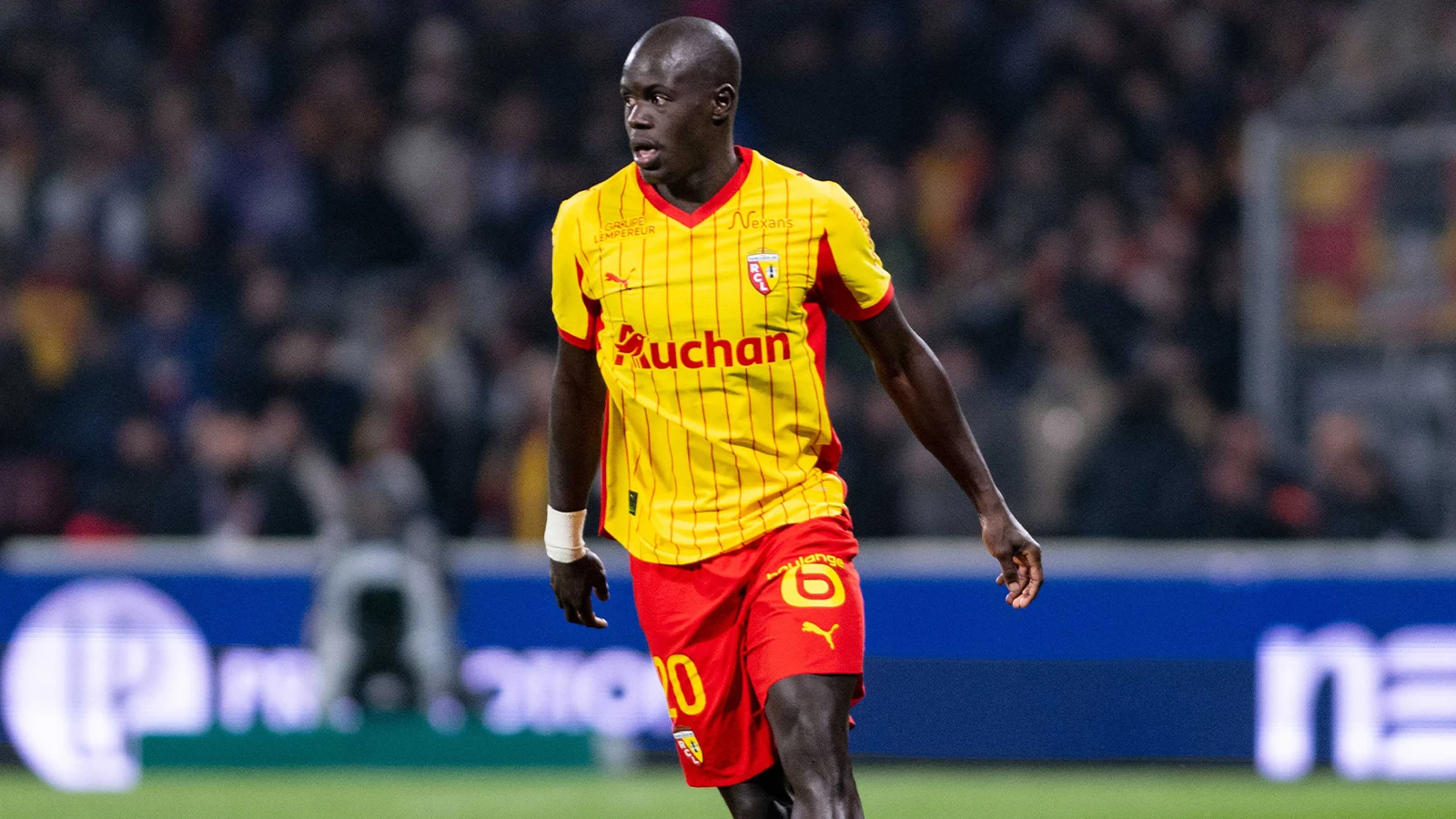Lens, Fenerbahçe'nin ilgilendiği Malang Sarr ile yollarını ayırdı