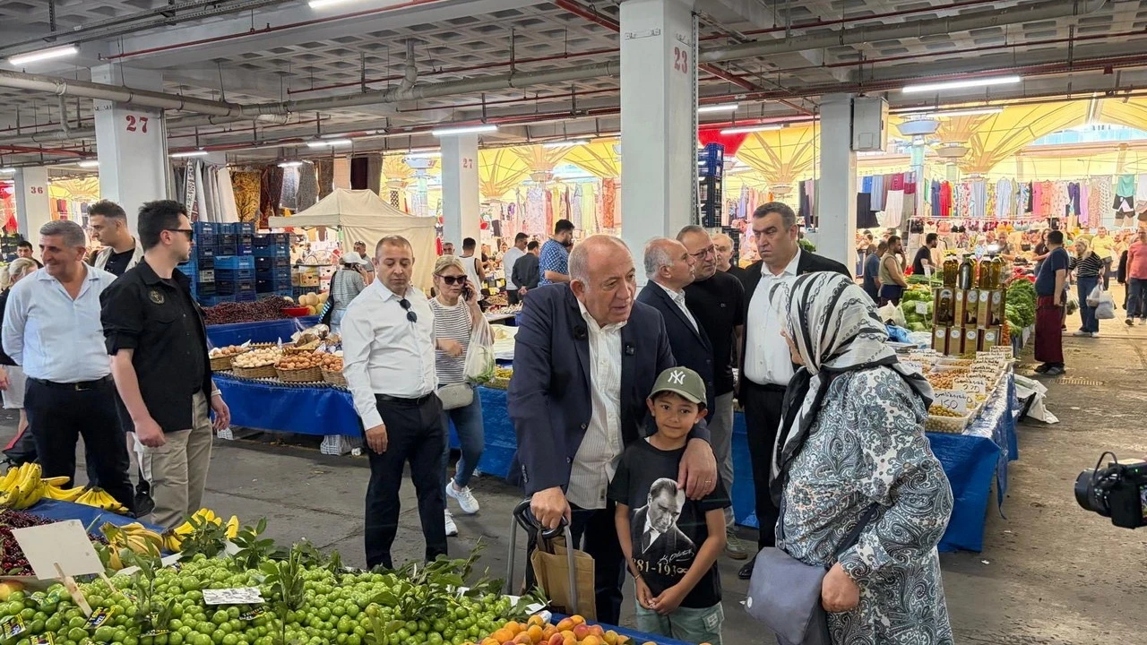 CHP'li Gürsel Tekin'den Kadıköy Salı Pazarı'ndaydı: ''Zeytinin kilosu 670 TL, pazarda yangın var''