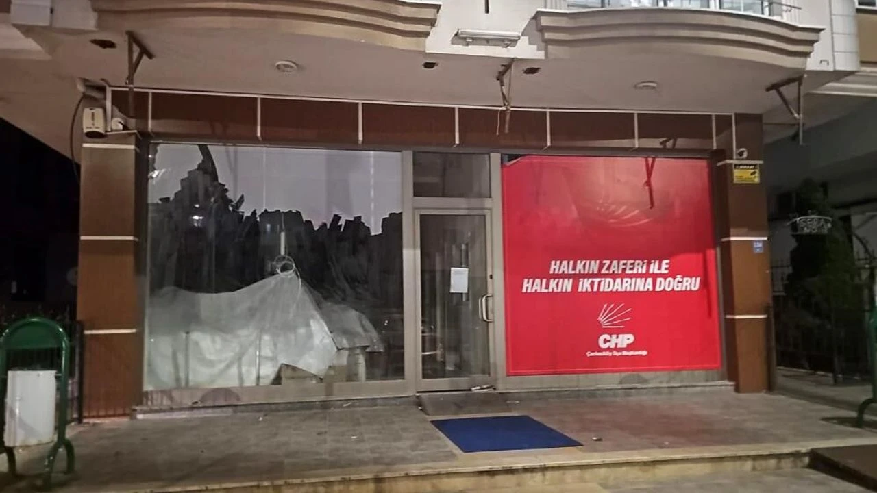 CHP Çerkezköy'de devir krizi: İlçe binası boşaltıldı, yeni yönetimden sert tepki