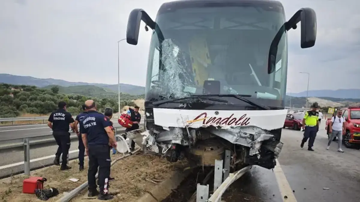 Aydın-Denizli otoyolunda feci kazada yolcu otobüsü bariyerlere çarptı