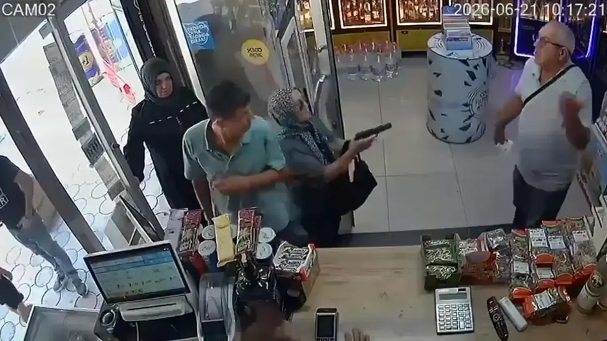 Büfede korku anları! Boşanmak istediği kocasını vurmak istediği silah tutukluk yaptı
