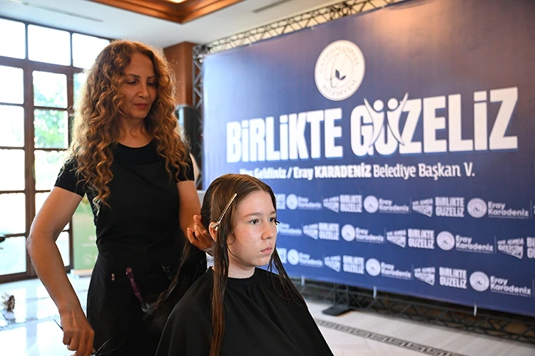 Gaziosmanpaşa Belediyesi'nin 'Birlikte Güzeliz' projesi çocuklarla gönüllü kuaförleri bir araya getirdi