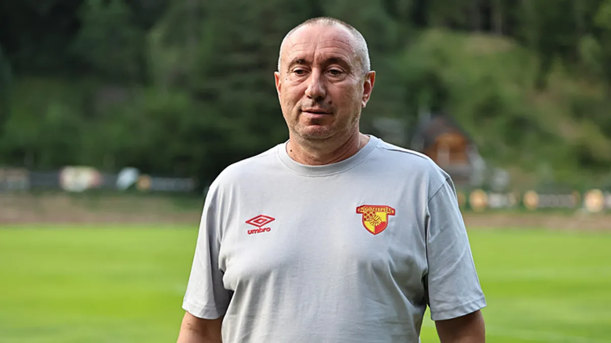 Göztepe Teknik Direktörü Stoilov: "1-2 transferle ilgili çalışmalar sürüyor"