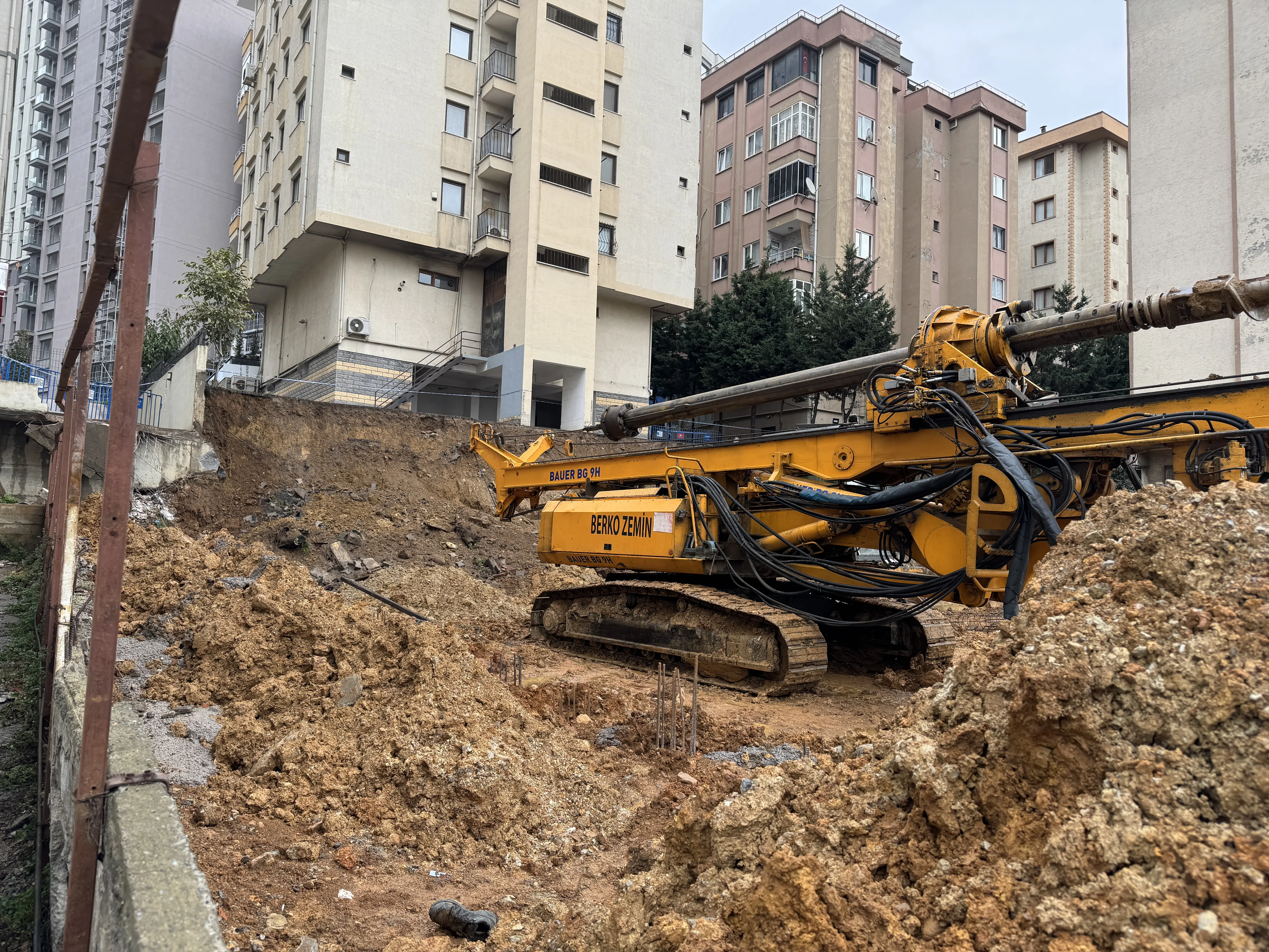 Bina yıkımı sırasında göçük: İşçiler kurtarıldı