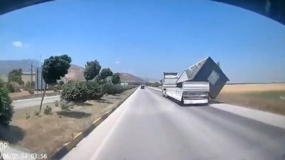 TIR'da yüklü konteyner, fırtınada düştü; o anlar kamerada!