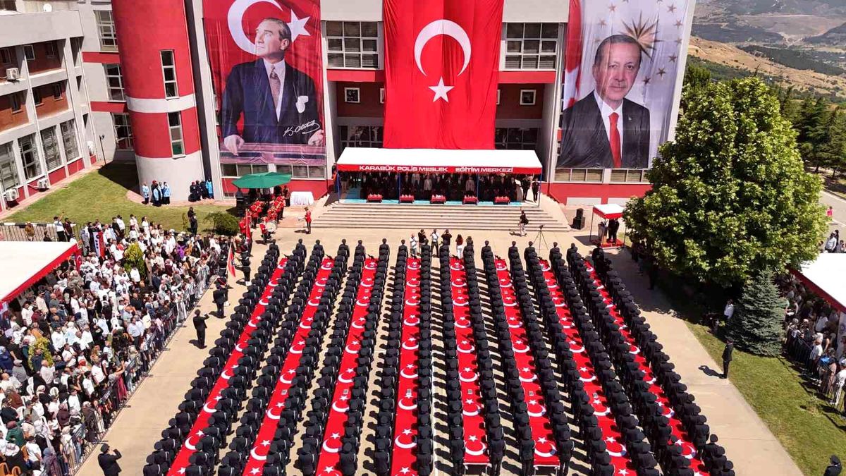 POMEM'de mezuniyet coşkusu: 408 öğrenci polisliğe ilk adımını attı