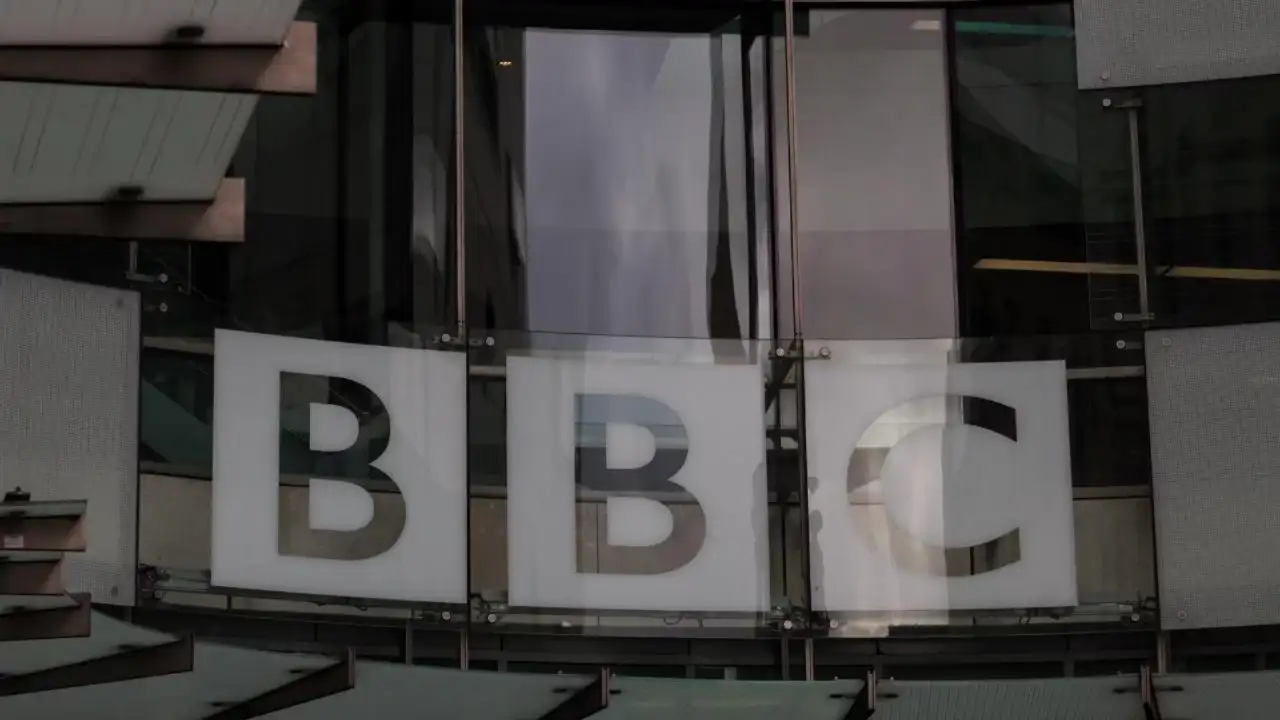 BBC’de dev küçülme! 500 milyon sterlinlik tasarruf planı kapsamında yüzlerce kişi işten çıkarılacak