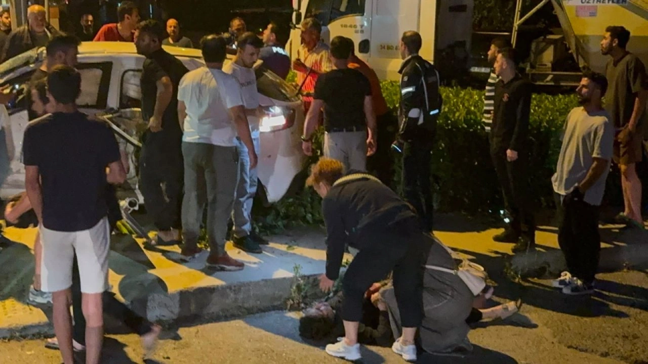Refüjü aşıp ağaçlığa savruldu: 1'i ağır 4 yaralı!