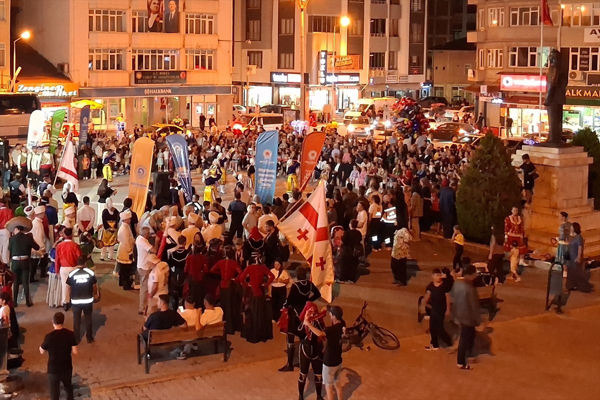 Samsun'da 36. Uluslararası Halk Oyunları Festivali kapsamında ilçe gösterisi yapıldı