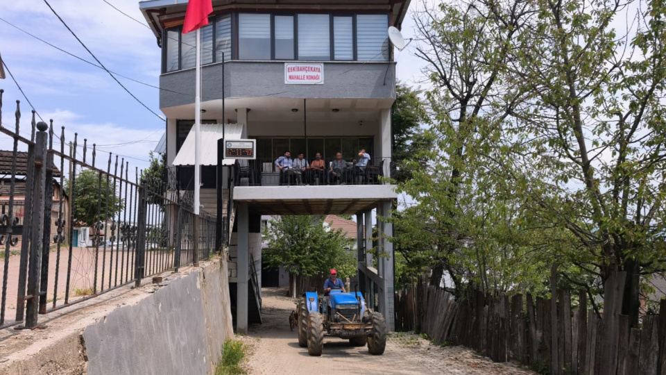Altından yol geçen mahalle konağı farklı mimarisiyle ilgi görüyor