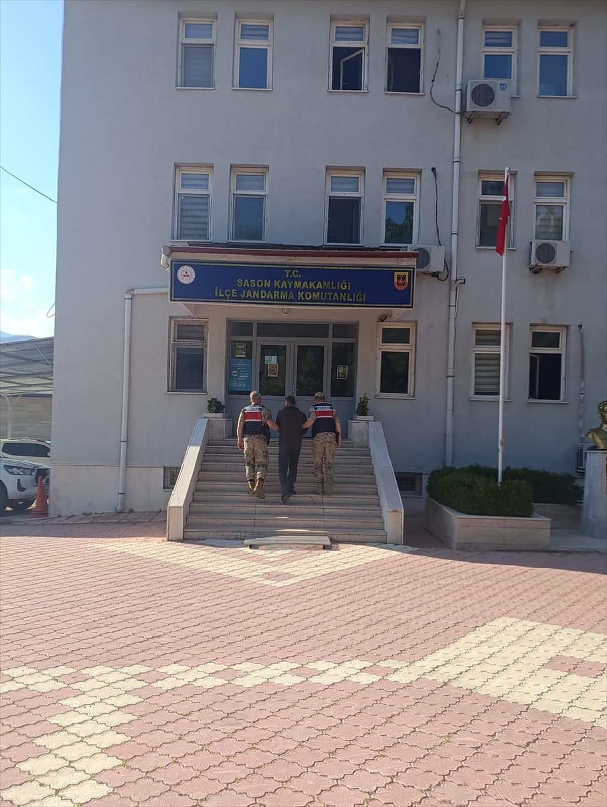Batman'da uyuşturucu operasyonlarında yakalanan 2 zanlı tutuklandı