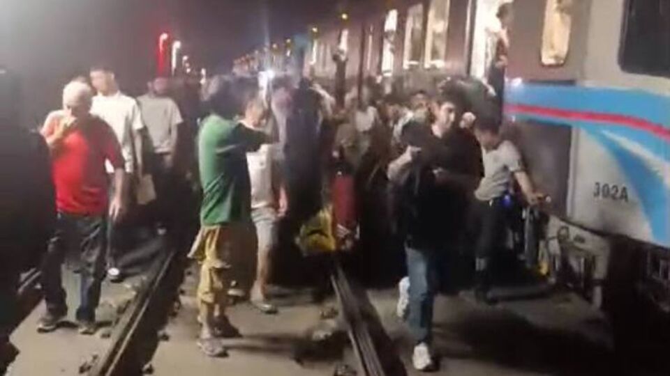 Gaziosmanpaşa’da trafoda çıkan yangın nedeniyle tramvay seferleri durdu