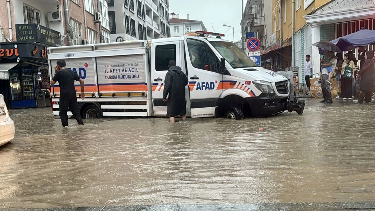 Kırşehir'de sağanak hayatı olumsuz etkiledi