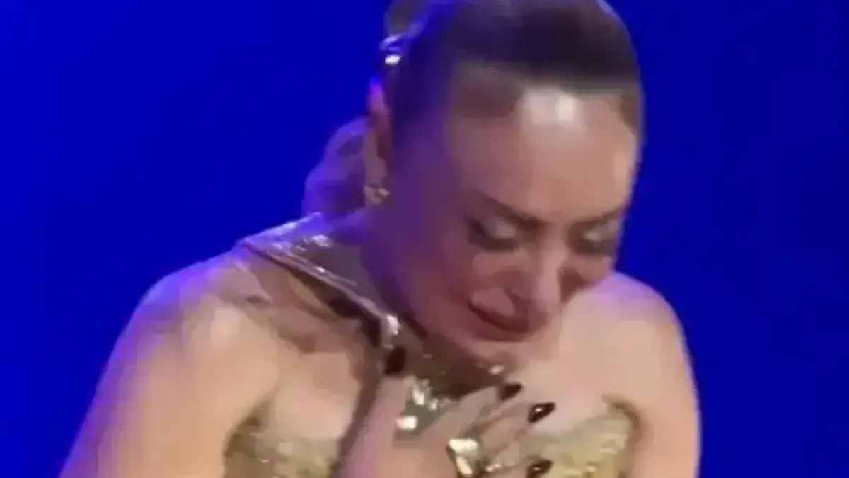 KONSERDE YÜREK BURKAN AN: Ziynet Sali Sahnede Hıçkıra Hıçkıra Ağladı! Sevenlerini Duygulandıran Anma