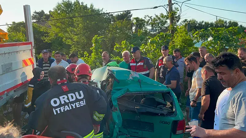 Ordu’da minibüs, park halindeki otomobile çarptı: 3 yaralı