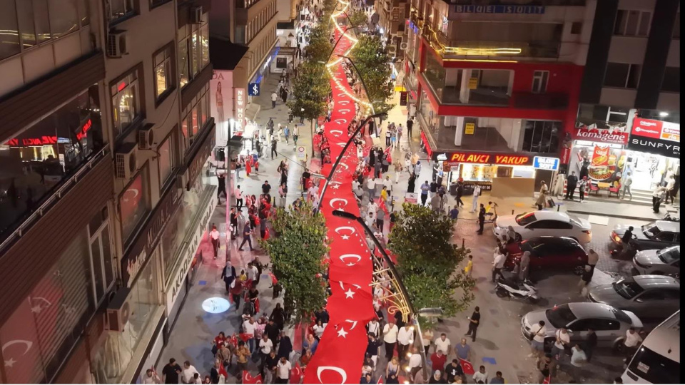 15 Temmuz'da Bahçelievler'de şehitler için 100 metrelik bayrakla yürüdüler