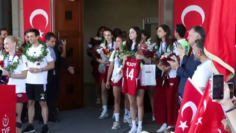 Milletler Ligi şampiyonu Filenin Sultanları yurda döndü