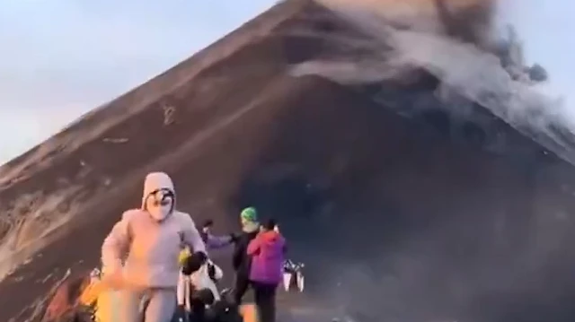 Guetemala'da turistler patlamaya yakalandı: Yanardağ kraterinin yakınında duran insanların üzerine lav yağdı