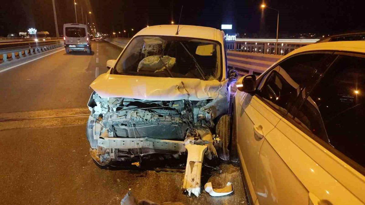 Alkollü sürücünün kullandığı araç önündeki araca arkadan çarptı: 3 yaralı
