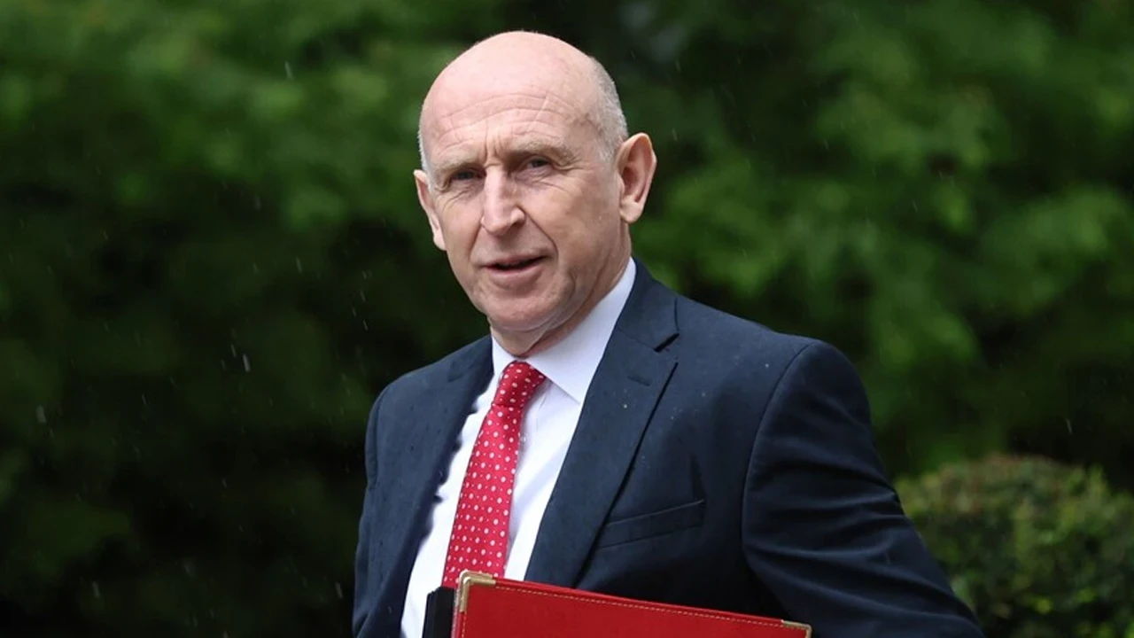 İngiltere'de Ordu Bütçesi Krizi: Savunma Bakanı John Healey İstifa Etti