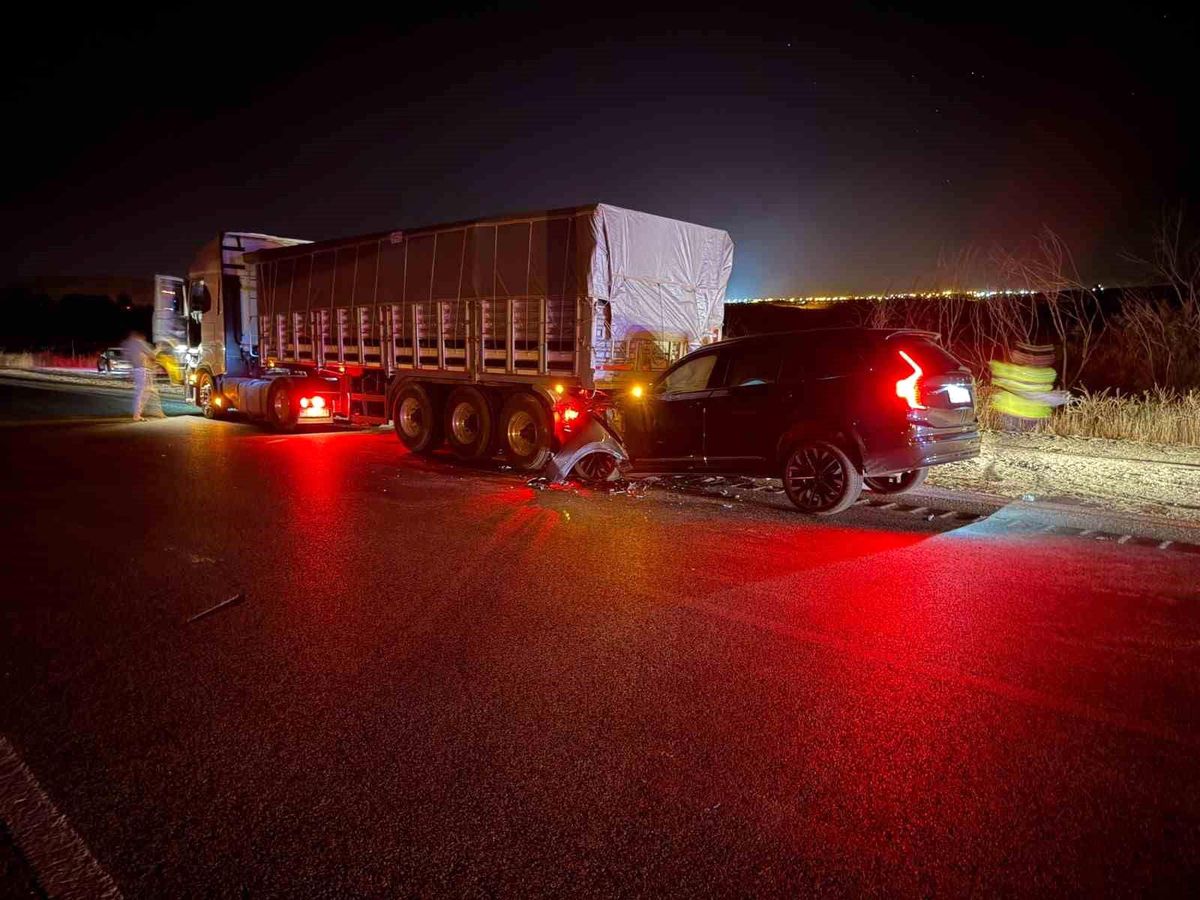 Yozgat'ta otomobil tıra çarptı: 3 yaralı