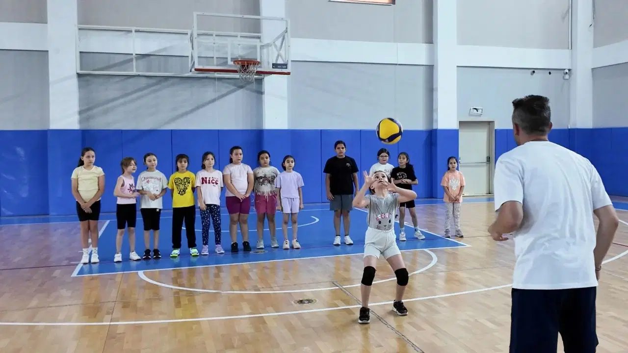 Eskişehir Tepebaşı Belediyesi’nde geleceğin voleybolcuları yetişiyor: ‘Belki de gelecekteki Filenin Sultanları’ndan birini eğitiyoruz’