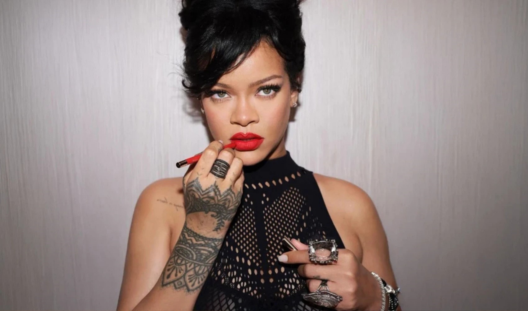 Rihanna'nın Ankara Havalimanı takibi sosyal medyada merak uyandırdı