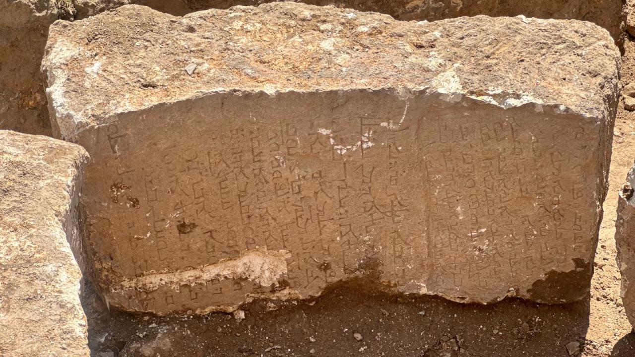 Yol çalışmasında bulunan taş bloklarda 722 yılına ait yazıt ortaya çıktı