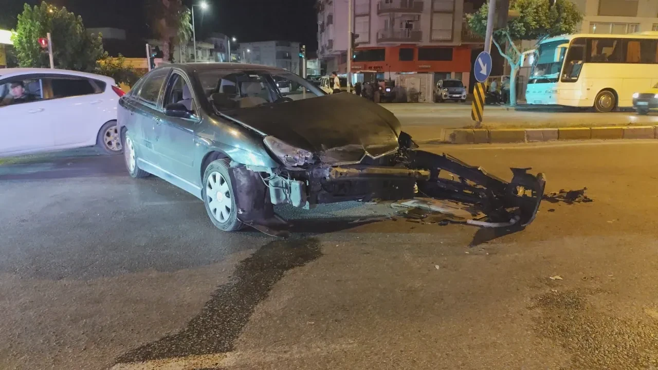 Antalya’da kırmızı ışık ihlali pahalıya patladı: Önce kaza yaptı, ardından 82 bin lira ceza yedi
