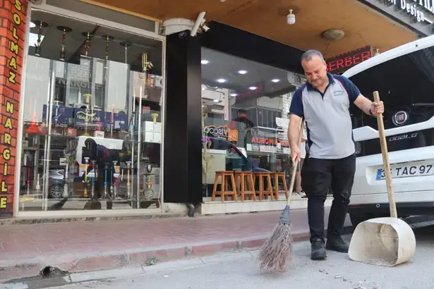 İzmir'de çöp süpürürken söylediği şarkılar hayatını değiştirdi! Milyonlar onu dinledi