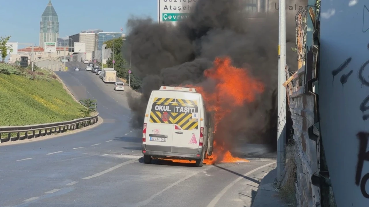 Üsküdar'da seyir halindeki servis minibüsü alev alev yandı