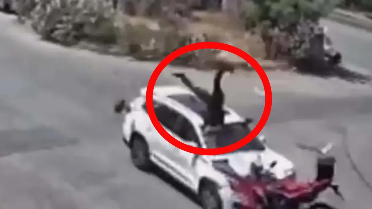 15 yaşındaki çocuğun çarptığı motosikletli metrelerce havaya uçtu! Korkunç anlar kamerada