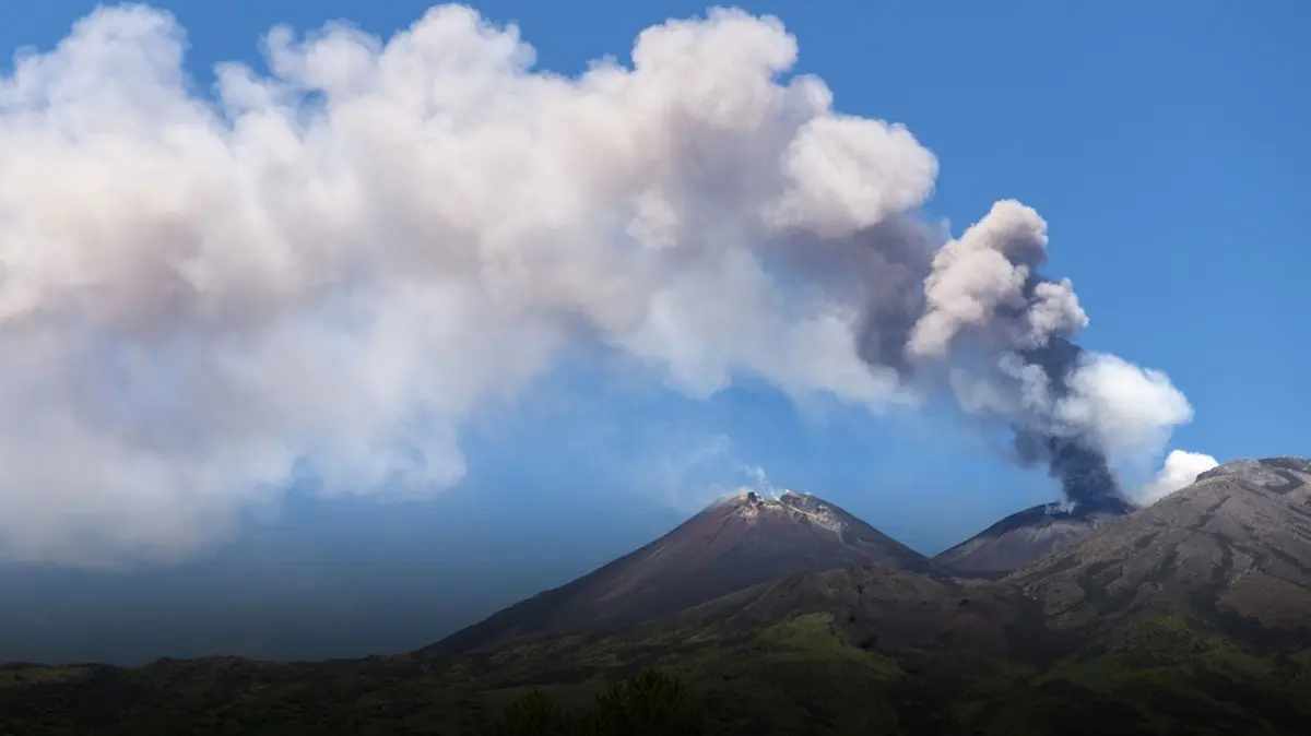 İtalya'da yanardağ yine panikletti: Etna güçlü şekilde kül püskürttü
