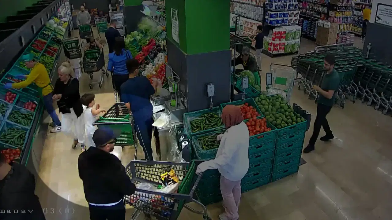 Başakşehir'de markette hırsızlık: Müşterinin altın ve döviz dolu çantasını çaldılar!