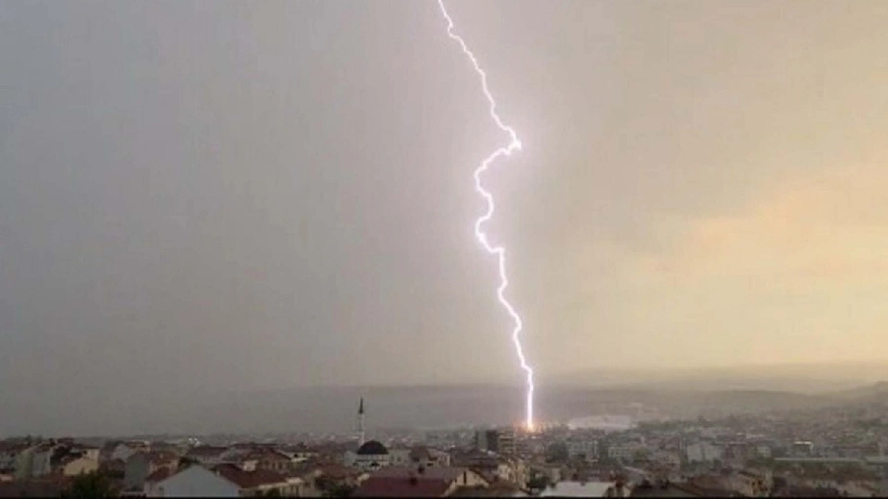 Çanakkale'de yıldırım düşme anı kamerada! Mezarlıkta yangına sebep oldu