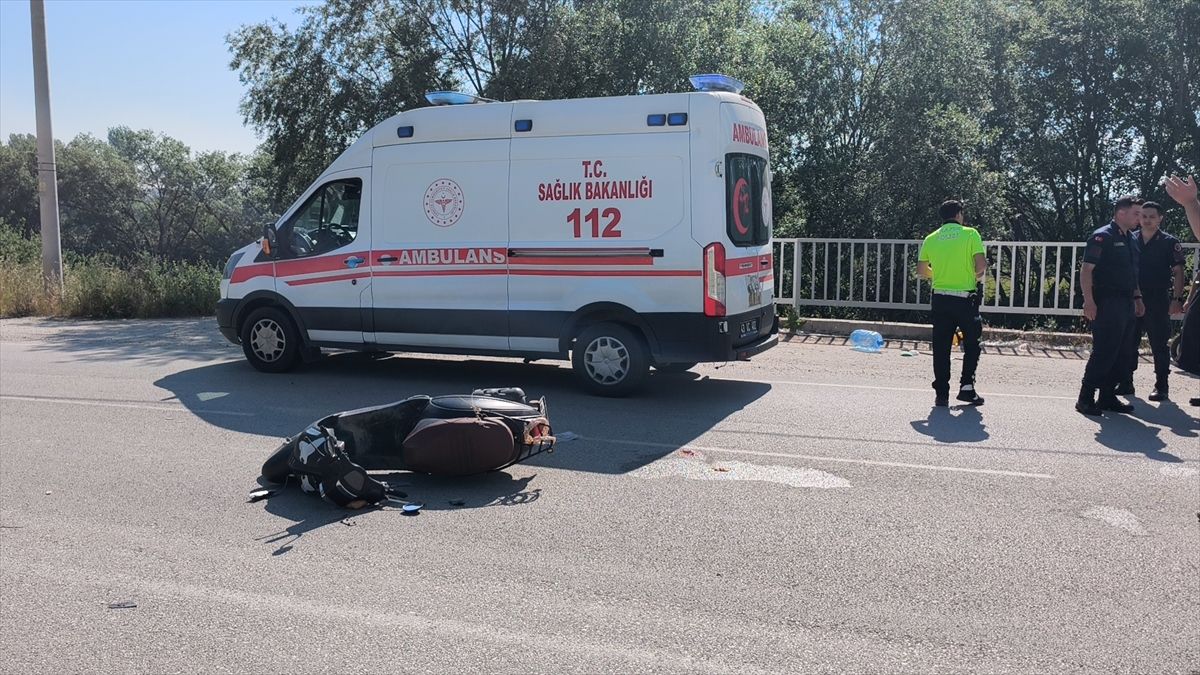 Kütahya'da otomobil ile motosikletin çarpıştığı kazada 1 kişi yaralandı
