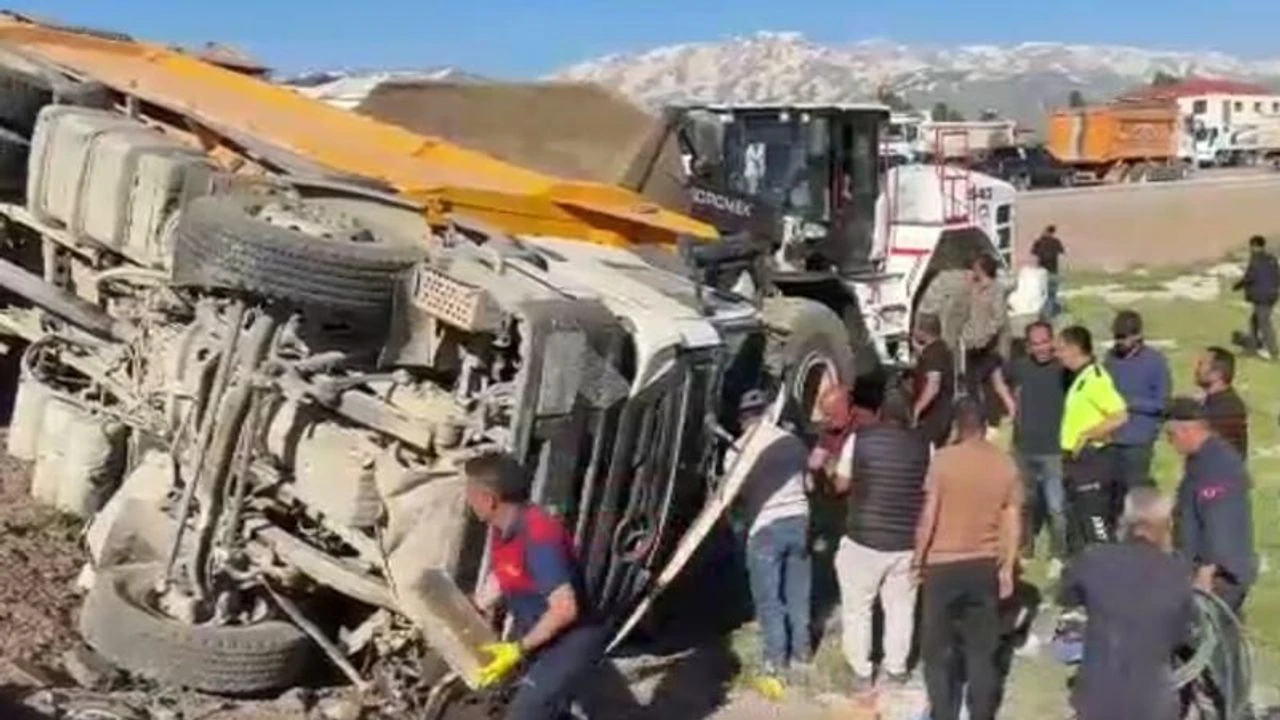 Hakkari'de feci kaza! Kamyon ile minibüs çarpıştı: 2 ölü