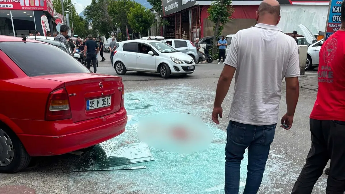 Manisa'da acı olay! Üzerine cam devrilen genç işçi hayatını kaybetti