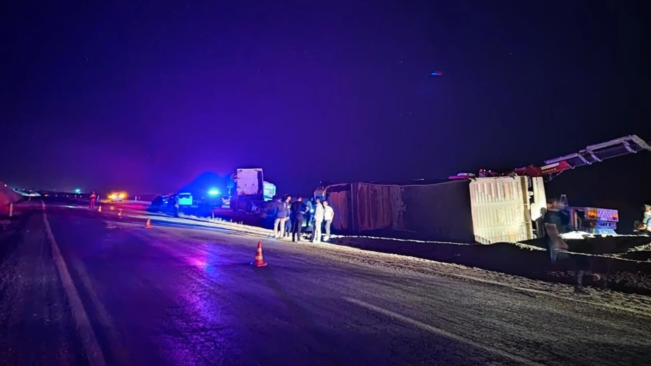Siirt Kurtalan'da tır devrildi: 3 yaralı