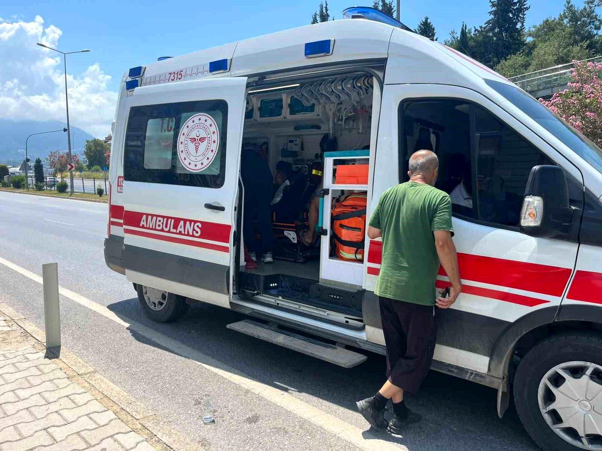 Alanya'da motosiklet kazasında sürücü ve yolcu yaralandı