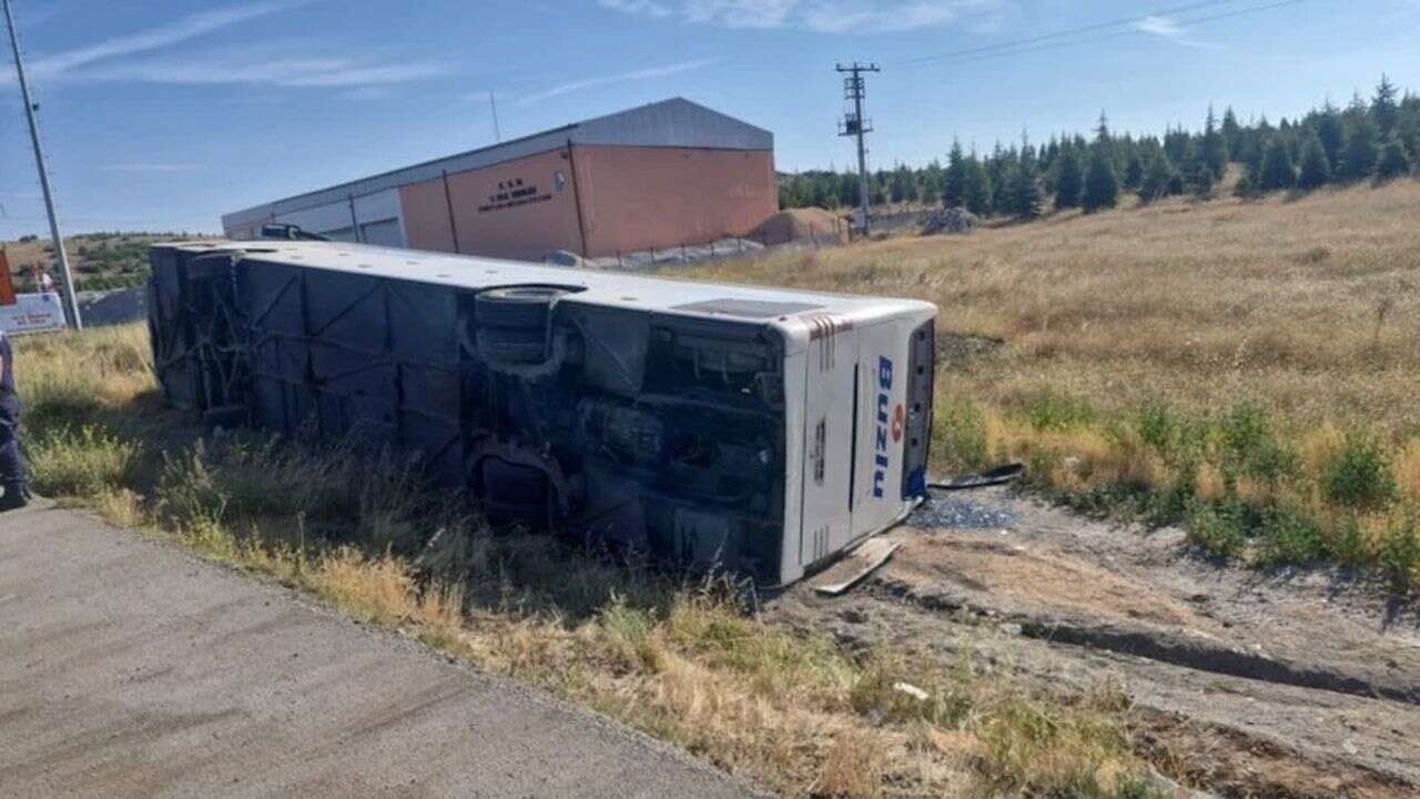 Eskişehir'de yolcu otobüsü devrildi: 24 yaralı