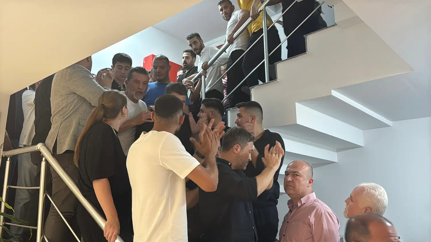 CHP İzmir'de koltuk kavgası... Arbedede il başkanına saldırdılar